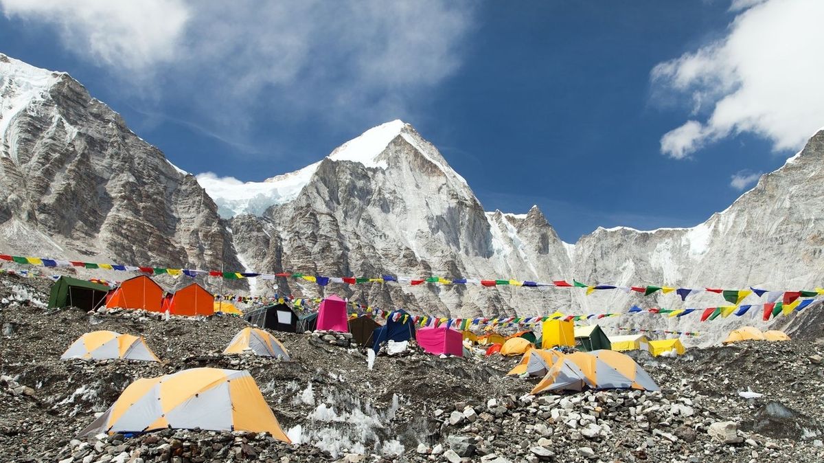 Šestiletá dívka vystoupila na základní tábor Mount Everestu